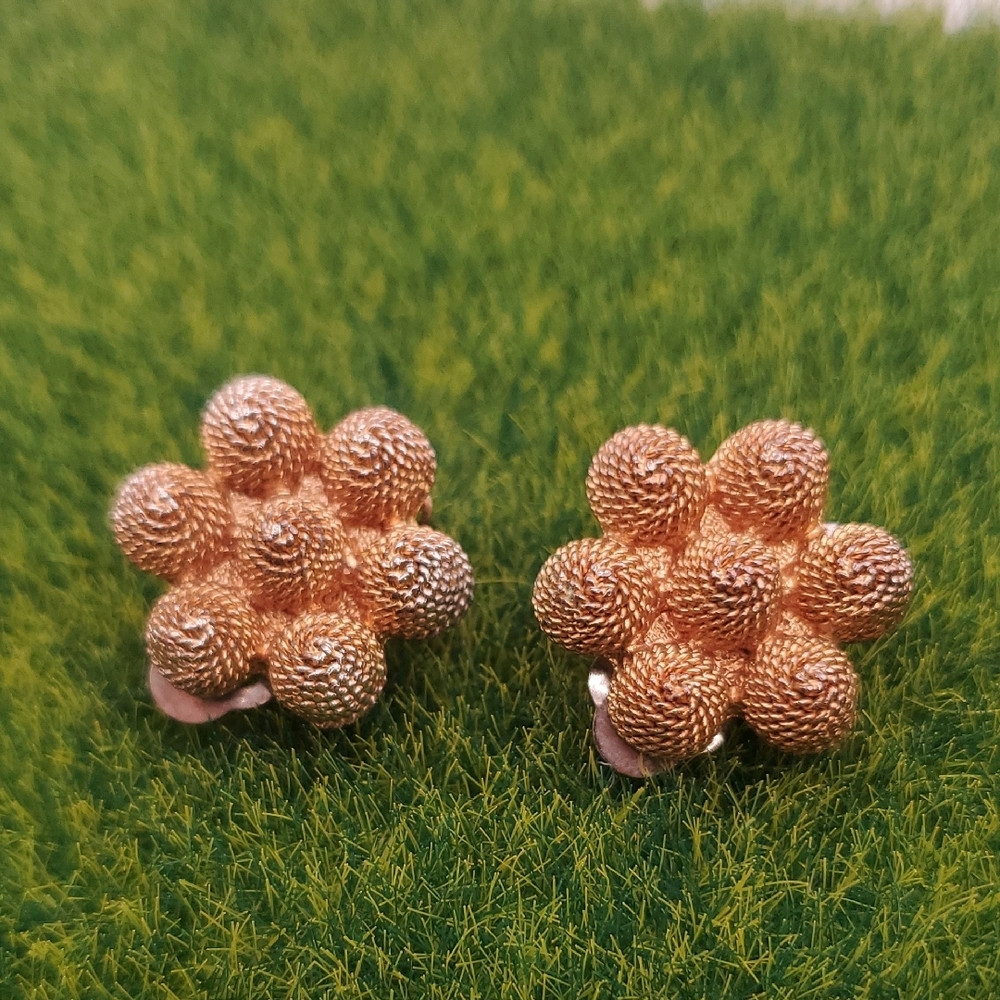 Elegant Gold Tone Flower Clip On Earrings E507